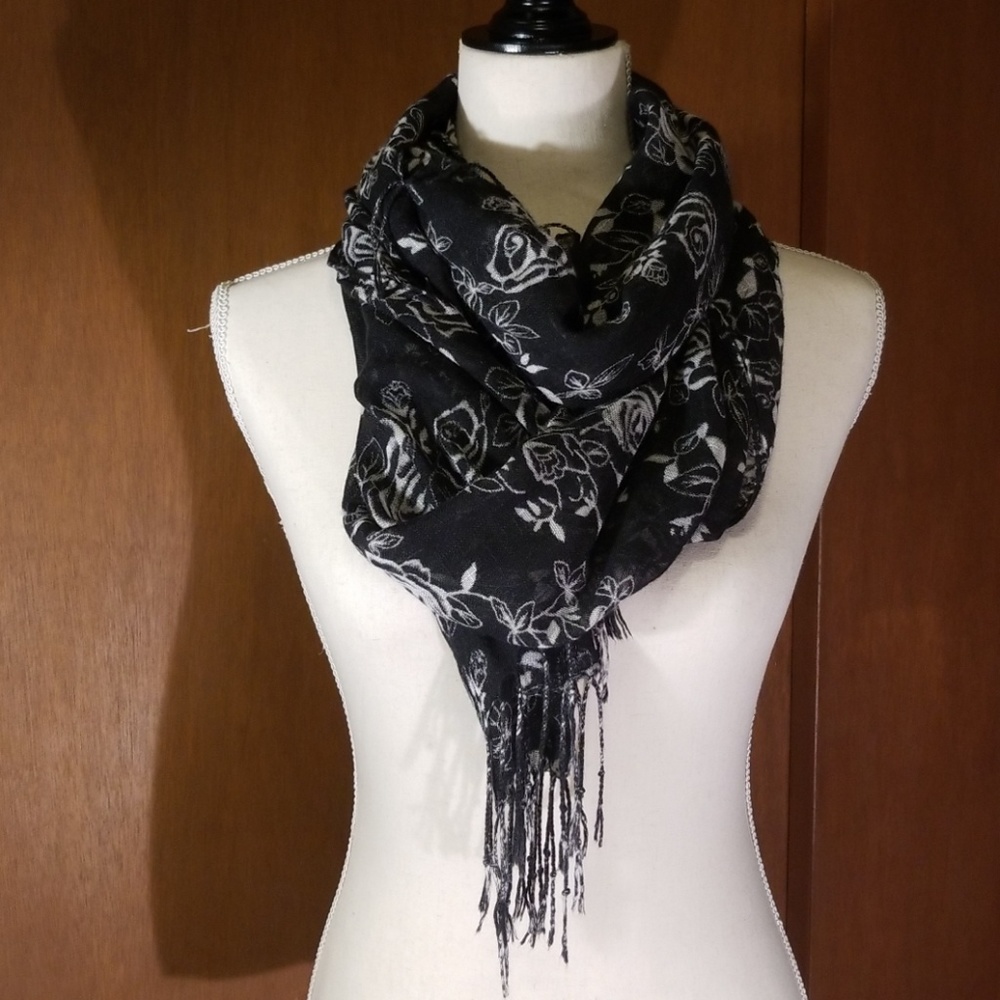 Rose Scarf 💕 - Picture 4 of 7